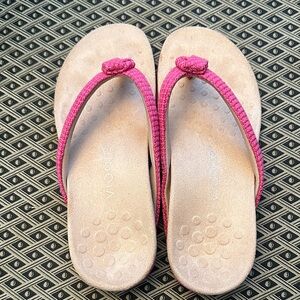 Vionic Mattie Women’s Flip Flops with Pink straps